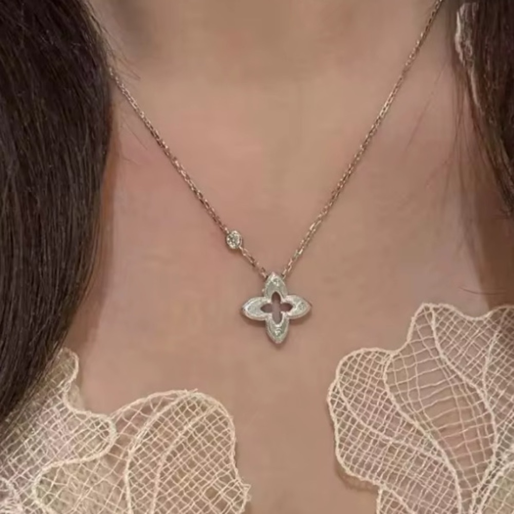 Elegant Silver Pendant Necklace